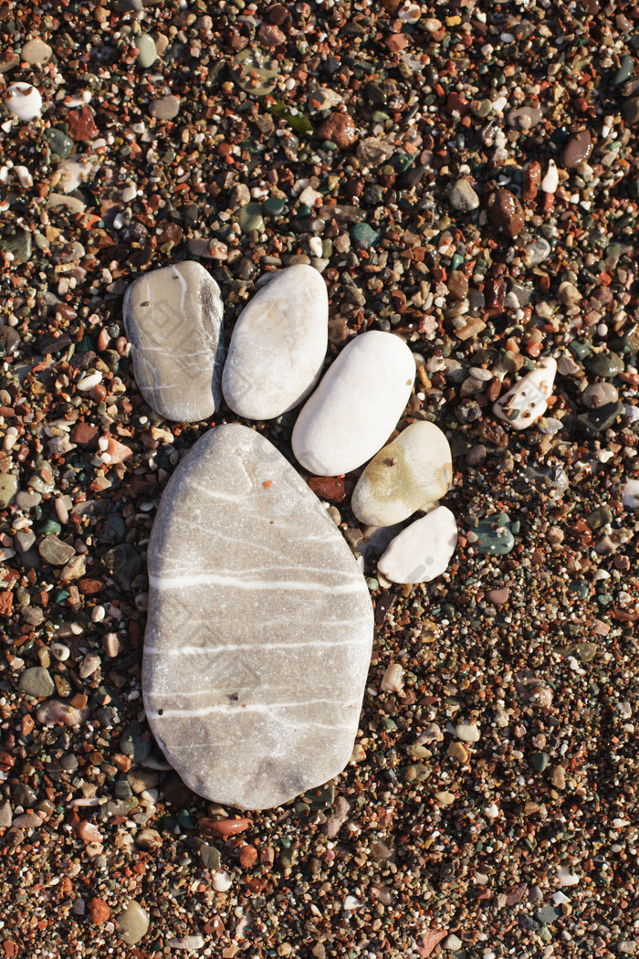 沙滩上的小脚丫石头