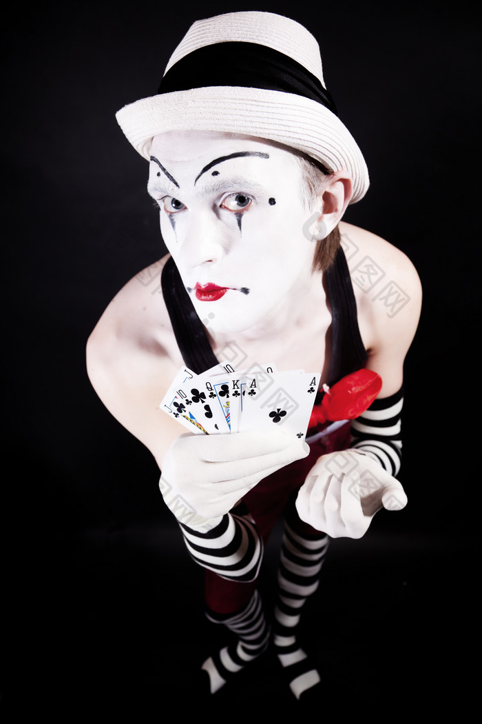 暗色调玩扑克的小丑摄影图