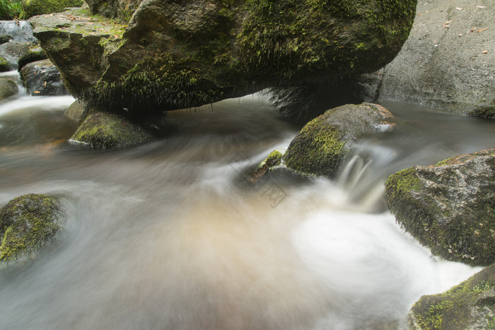 山林岩石河流风景图片