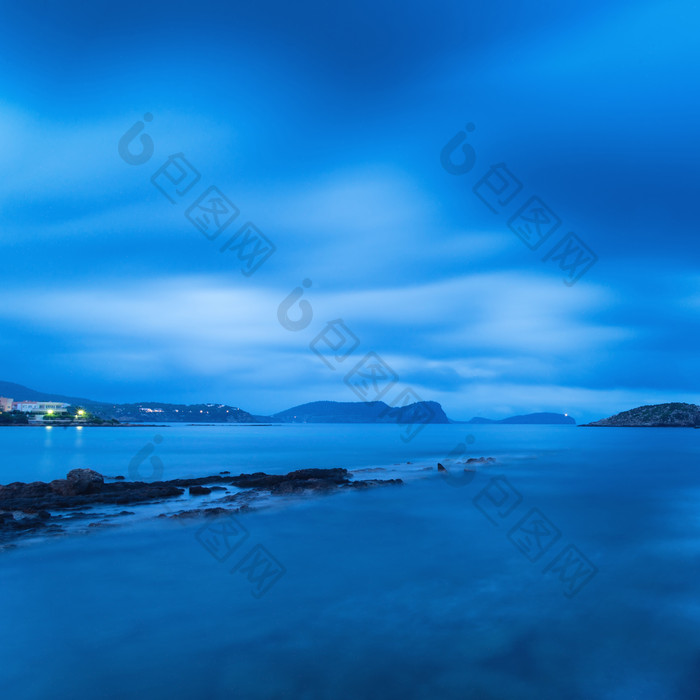 傍晚蔚蓝的大海摄影图