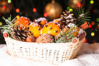 圣诞篮子里的橘子和核桃