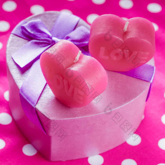 心形蜡烛和紫色礼盒