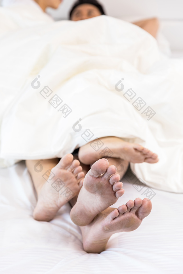 一对夫妻躺在床上露出来的脚
