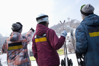 滑雪场人物背影摄影图