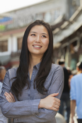 女性女人一个人开朗自信微笑成熟的户外的