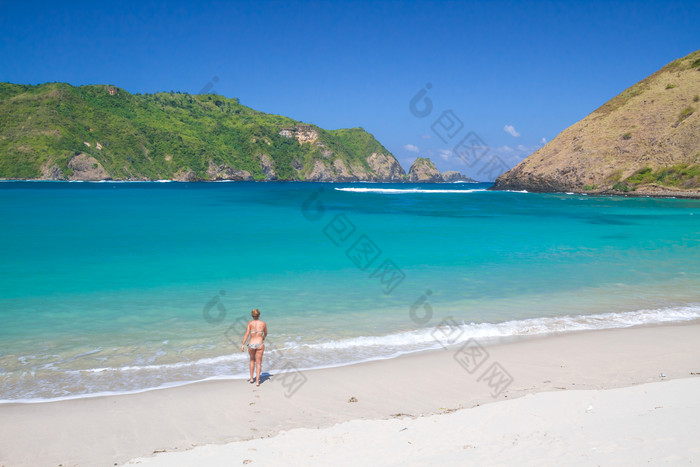 假期旅游海边沙滩大海比基尼美女光脚风景