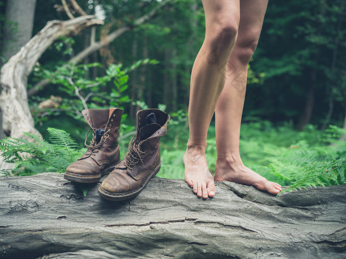 成人光着脚站在上