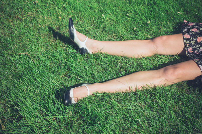 绿色调草地上的美腿摄影图