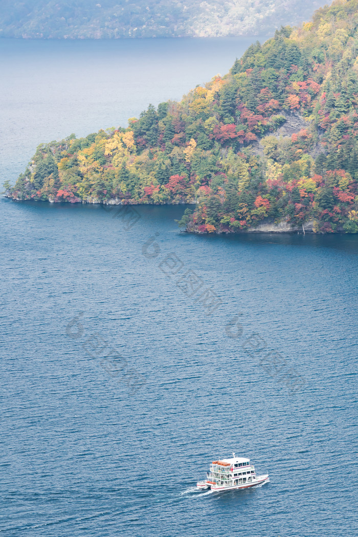 秋季湖面上的轮船