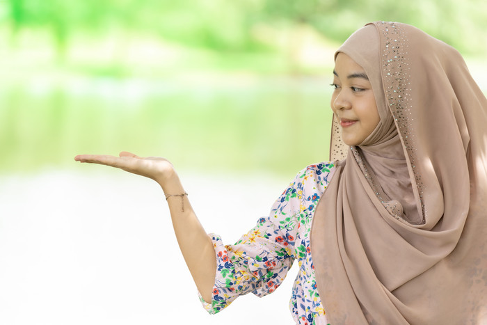 伸手拍照的穆斯林女孩