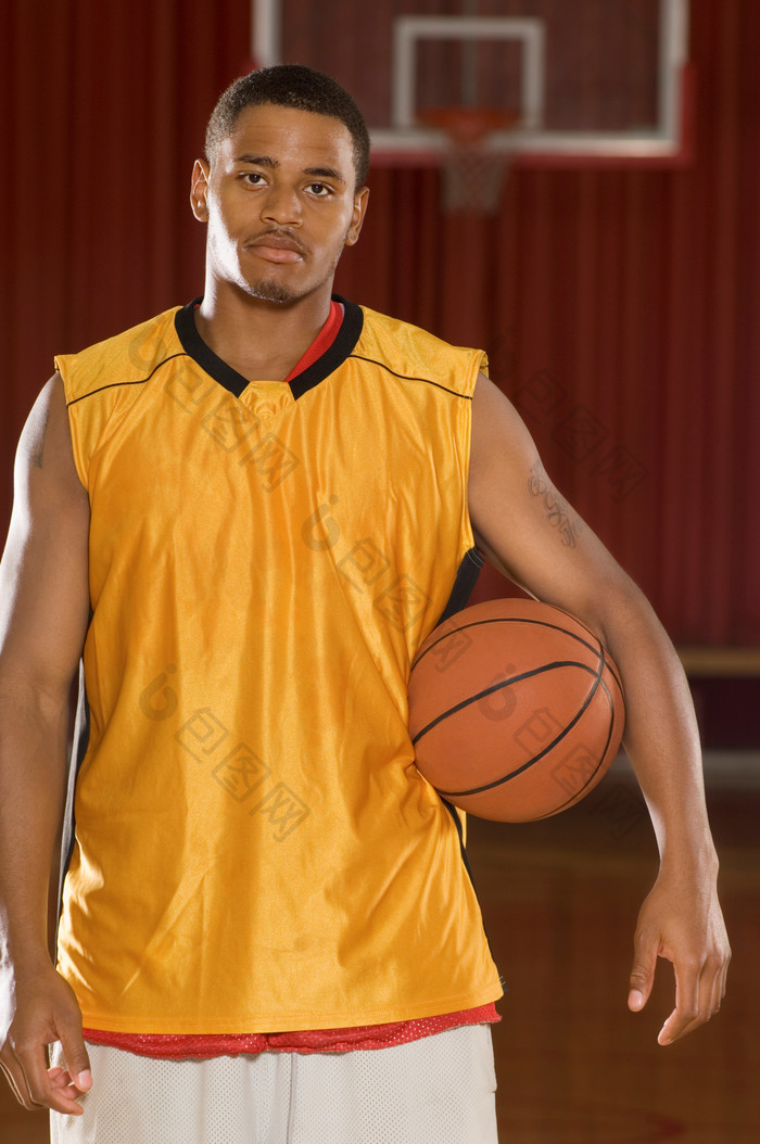 深色调打篮球的男人摄影图