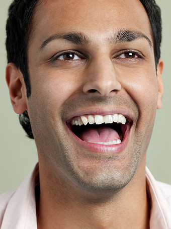 简约开心大笑的男人摄影图图片下载