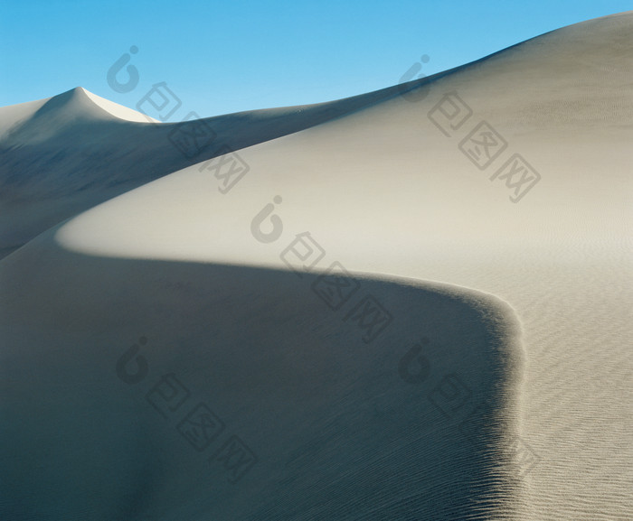 黎明干旱的沙漠摄影图