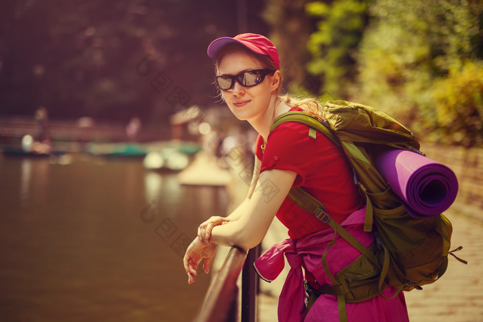 旅游游玩河边休息女人