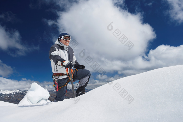 雪山登山人物摄影图