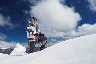 雪山登山人物摄影图