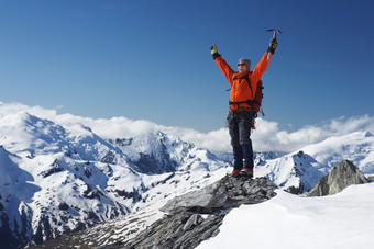 <strong>雪山</strong>上的兴奋的男人