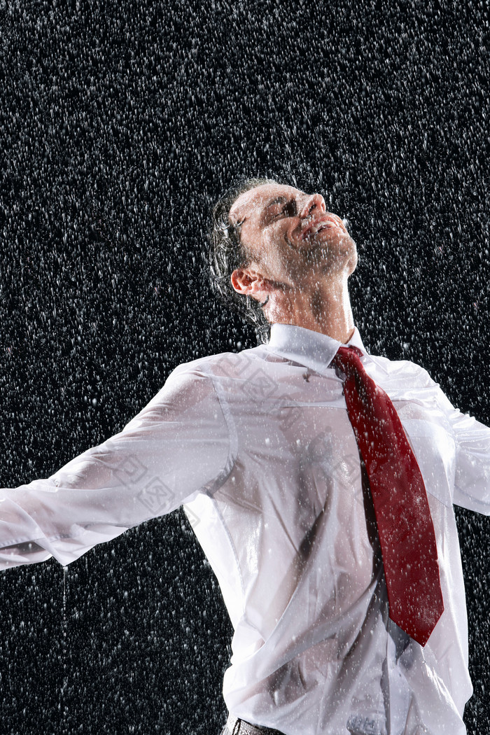 淋雨的商务男人摄影图