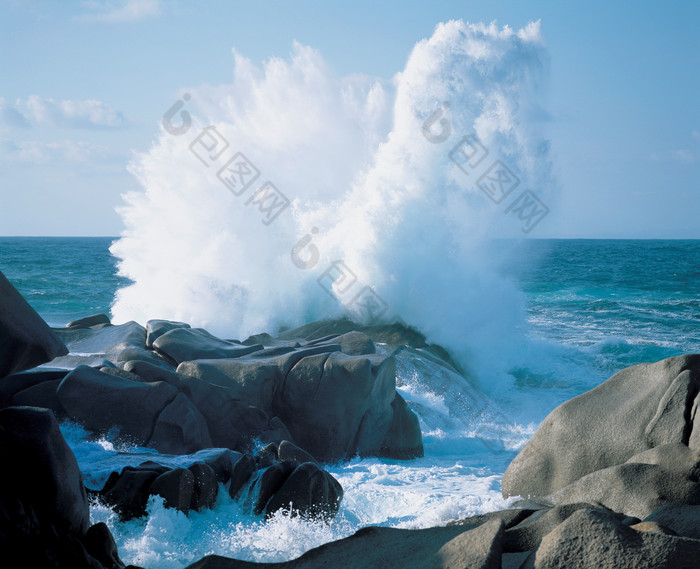 海边岩石上的海浪