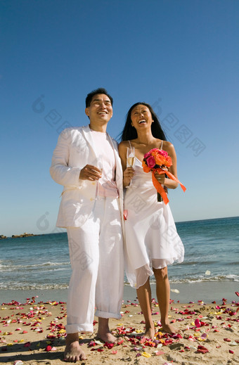 新婚夫妻海边端着酒杯