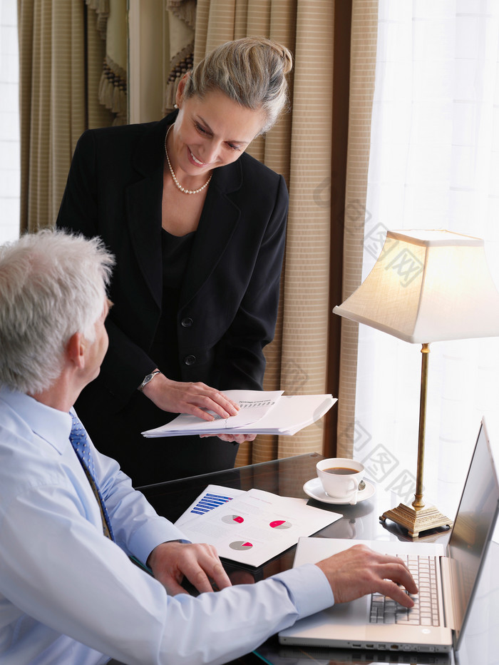 的汇报工作的秘书素材免费下载,本次作品主题是摄影图,使用场景是其它