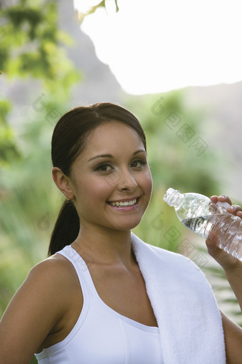 户外喝<strong>矿泉水</strong>的女人