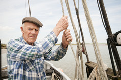 帆船船上的老年人