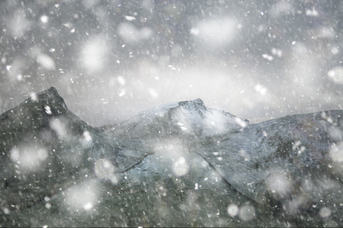 美丽的下雪天的山脉摄影图