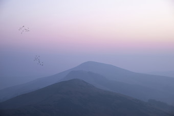 黎明的山峰山岳景观