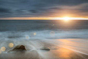 黎明涨潮的海边石头