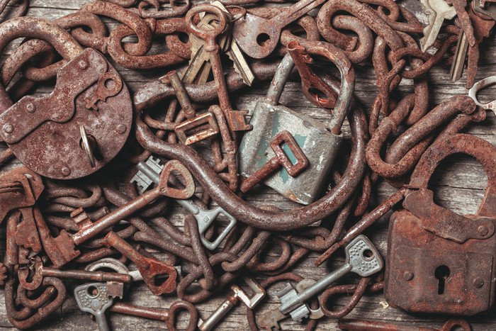 生锈的铁链和锁子