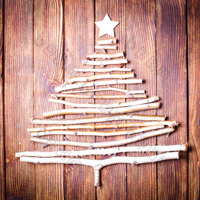 干树枝装饰的圣诞树摄影图