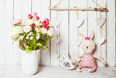 花瓶和小兔子玩偶摄影图