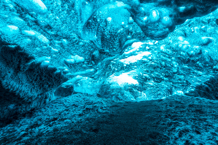 蓝色冰块洞穴摄影图
