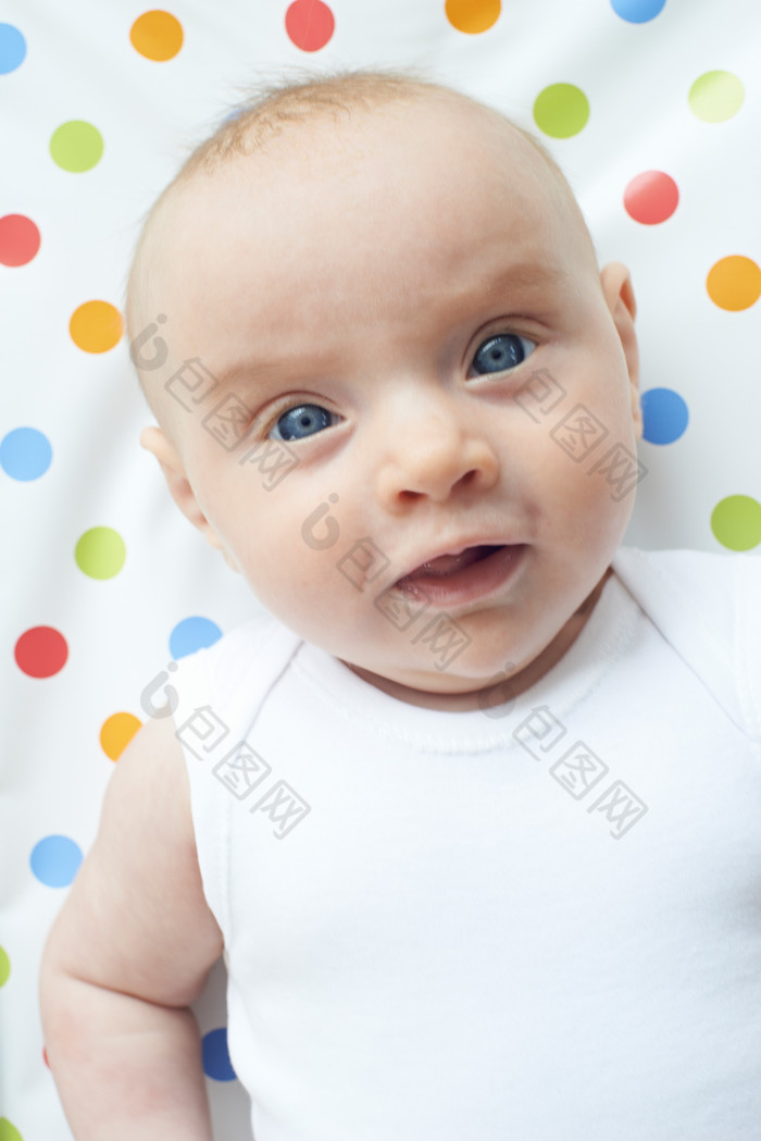 可爱微笑的婴儿摄影图