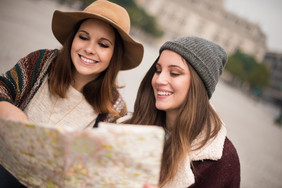 两个女性开心看地图