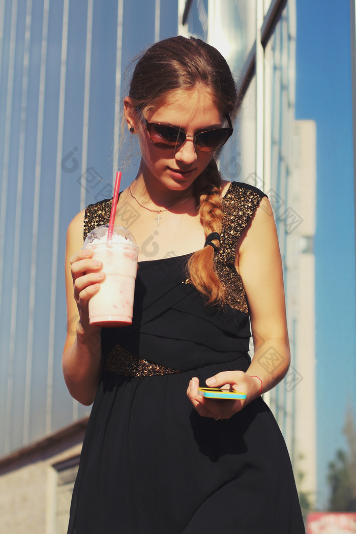 低头看手机的少女