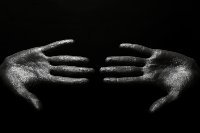 黑白伸出的双手