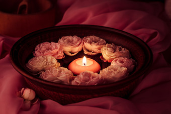 盆中的香薰蜡烛摄影图