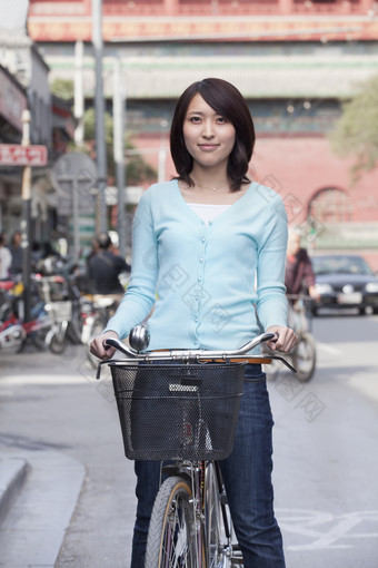 骑自行车的女人摄影图