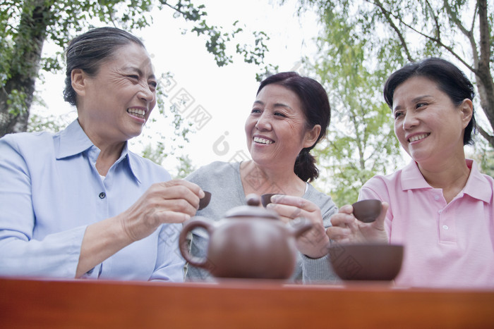 喝茶的女孩摄影图