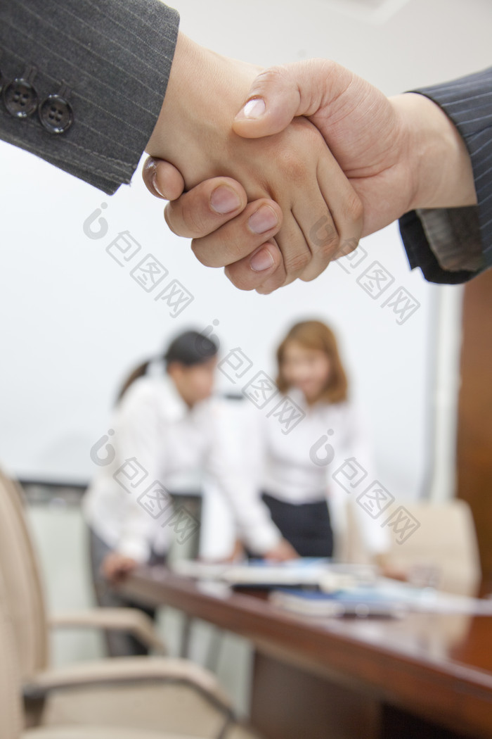 办公室商务人士握手