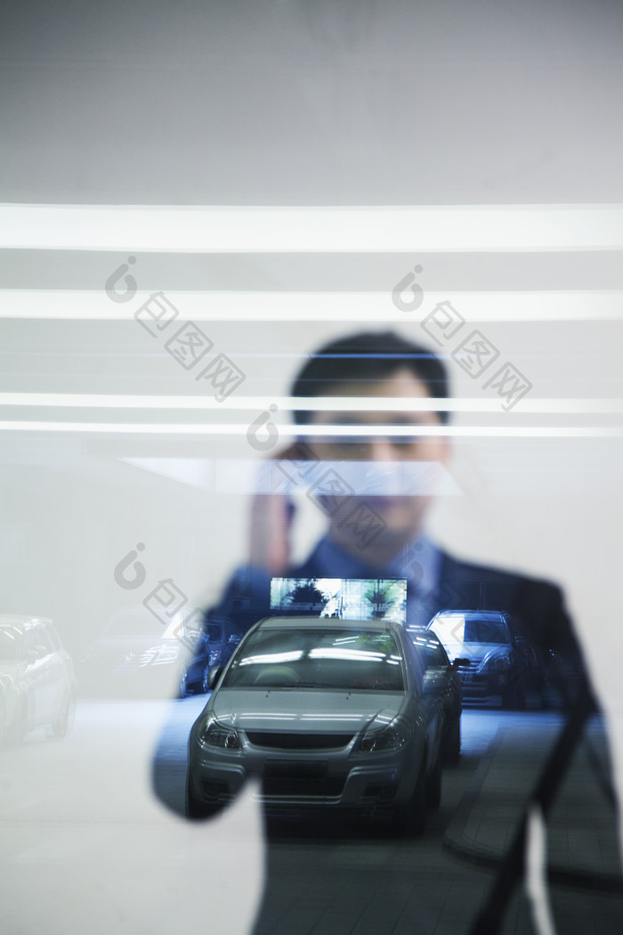 商务业务男人打电话公司汽车停车场玻璃倒影