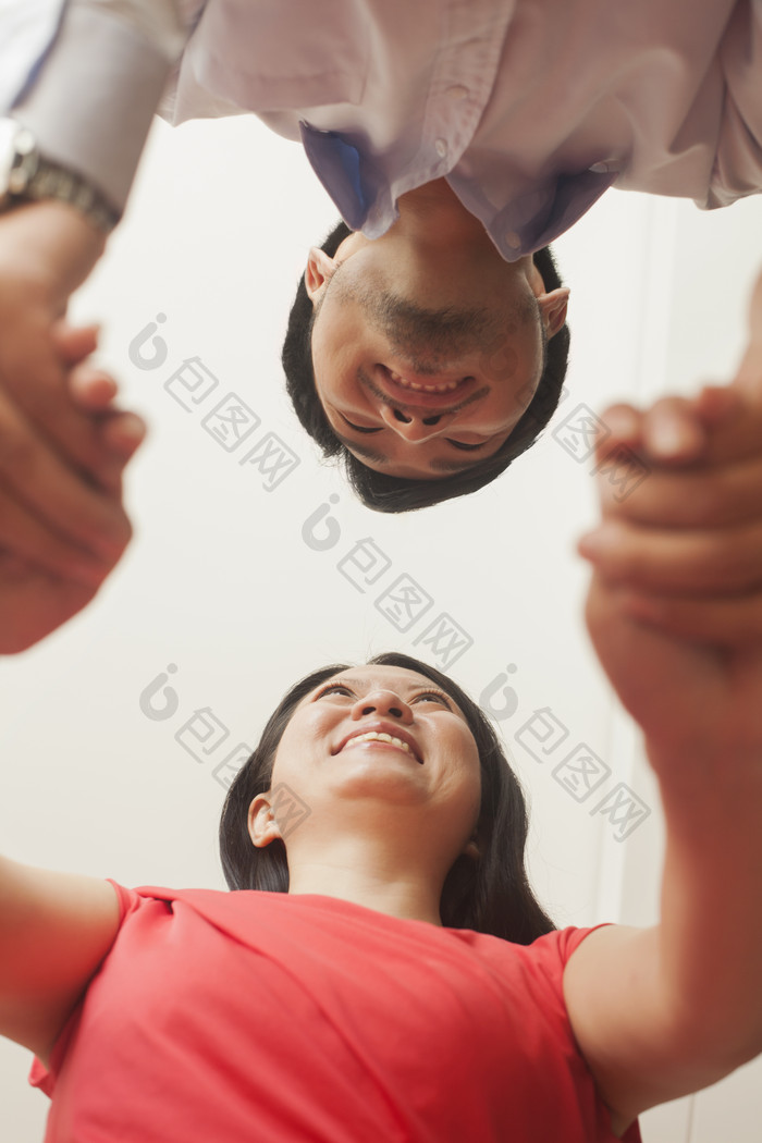 男人女人情侣夫妻手牵手微笑户外对视摄影图