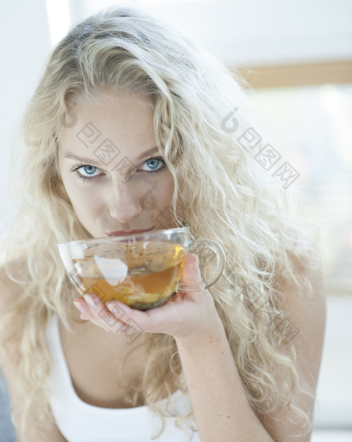 简约风格喝饮料的一个女人摄影图