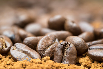 暗色调一些<strong>咖啡豆</strong>摄影图