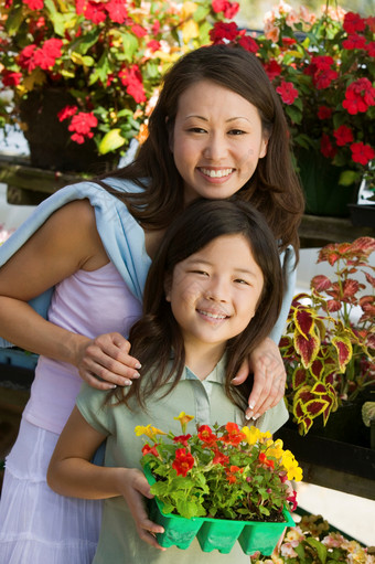 唯美拿花的母子<strong>摄影图</strong>