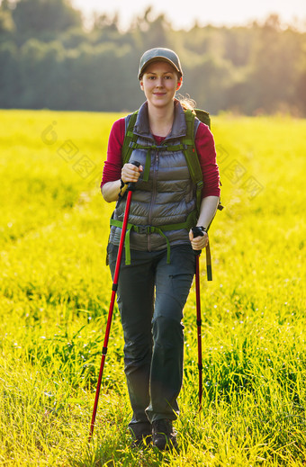 <strong>草</strong>地徒步旅行的女人<strong>摄影图</strong>