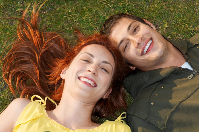 躺在草地上的情侣摄影图