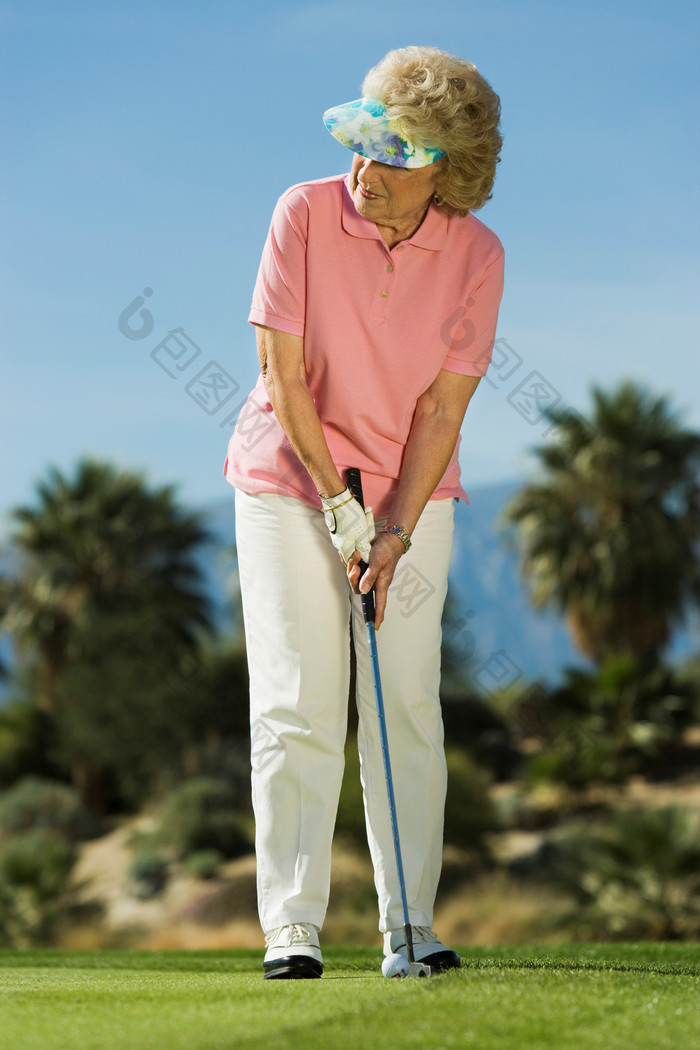 蓝色调在打高尔夫的老人摄影图